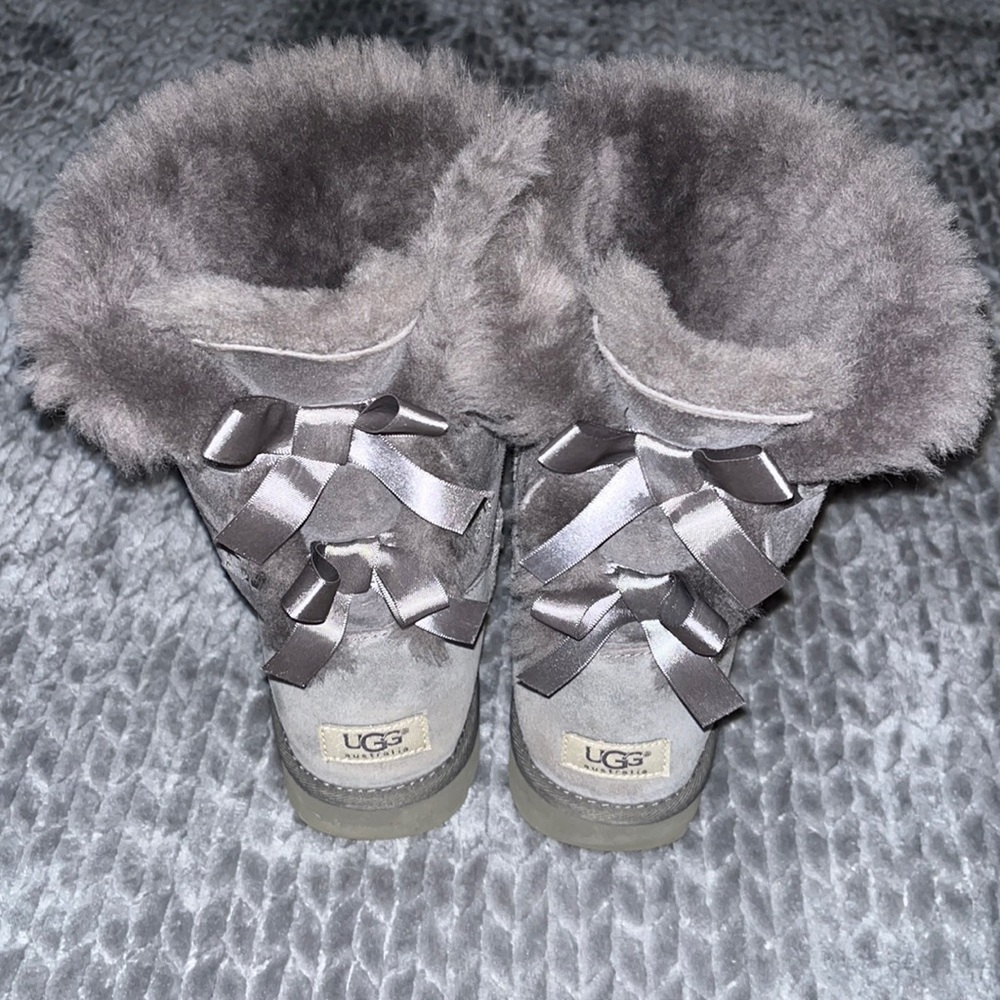 Bailey Bow Uggs- Grey